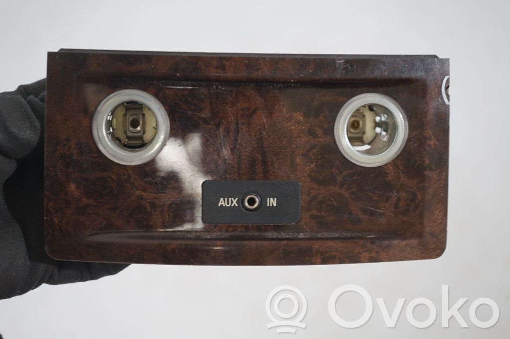 12 V Socket (rear) (6)