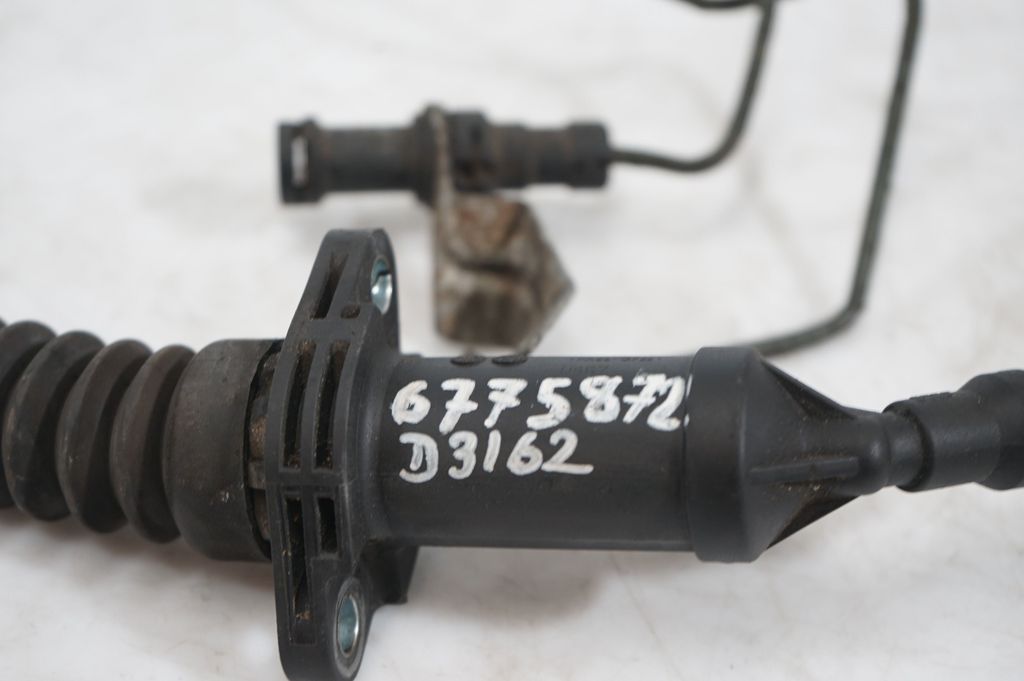 Clutch master cylinder (10)