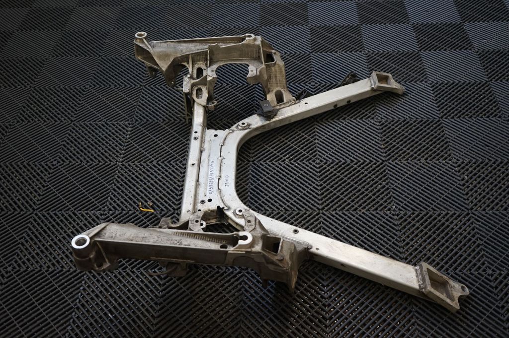 Front subframe (4)