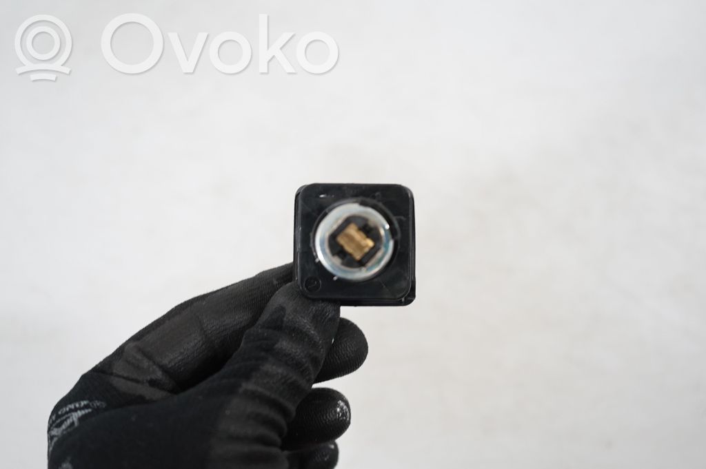 12 V Socket (rear) (6)