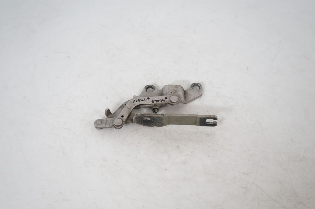 Engine bonnet/hood hinges