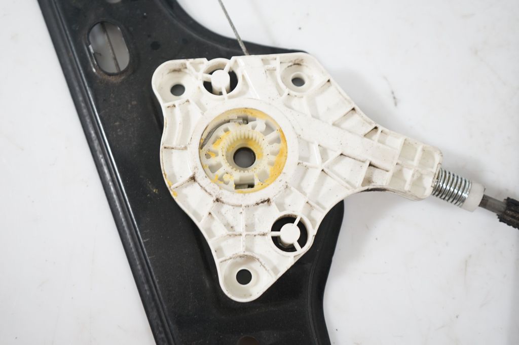 Front door window regulator with motor (8)