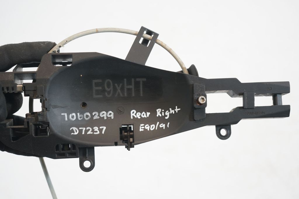 Rear door exterior handle/bracket (7)