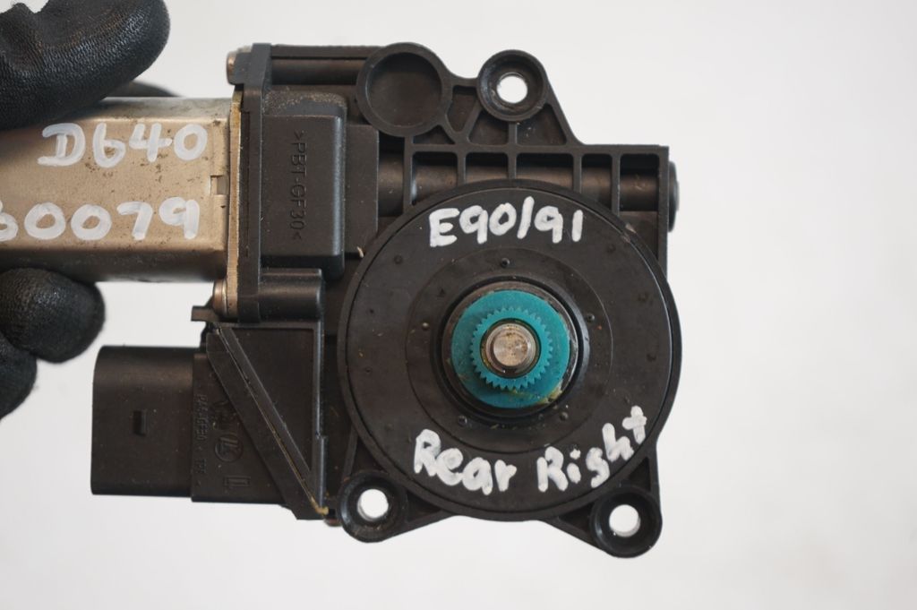 Rear door window regulator with motor (8)