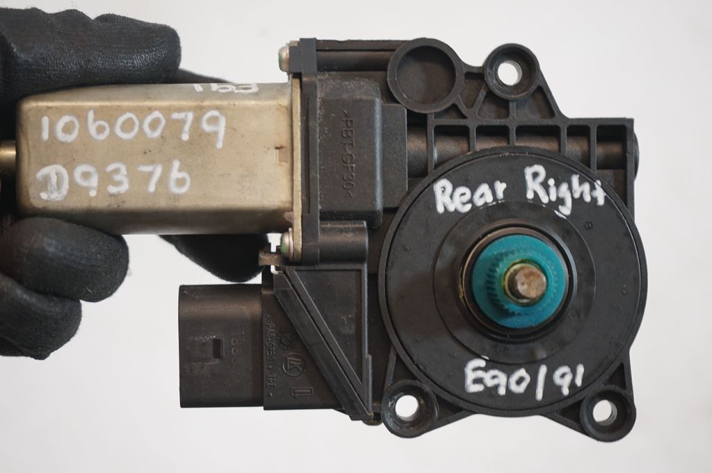 Rear door window regulator with motor (9)