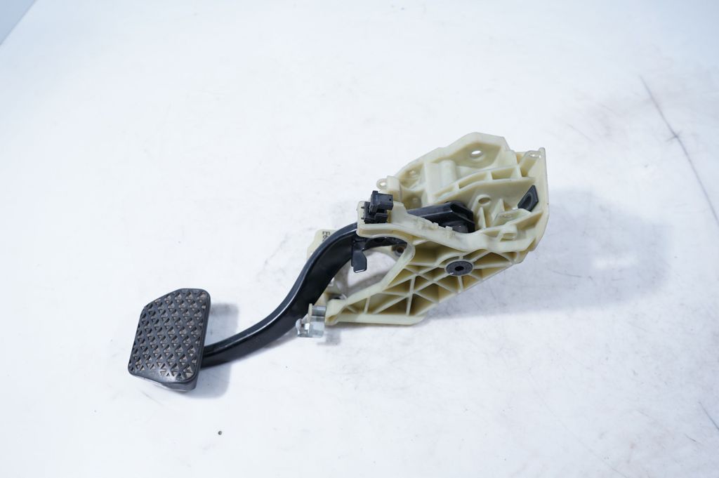 Brake pedal (5)