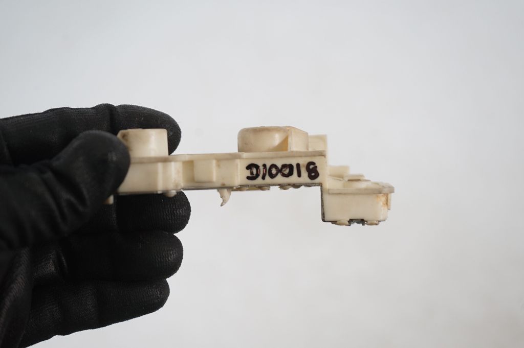 Tail light bulb cover holder (8)