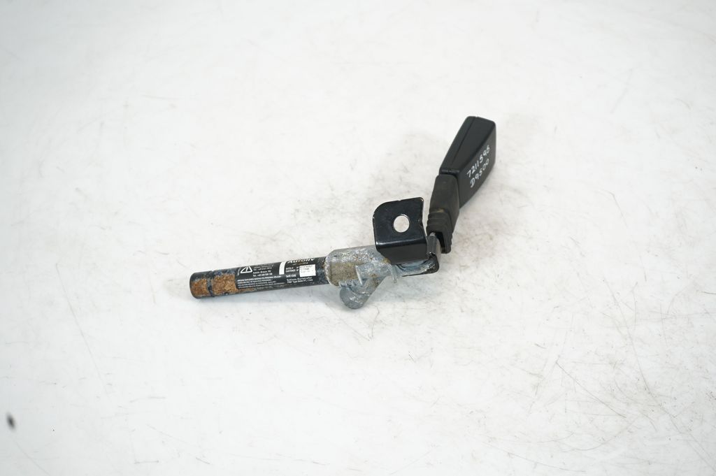 Rear seatbelt buckle (3)