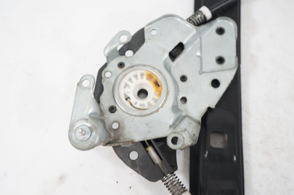 Front door window regulator with motor (8)