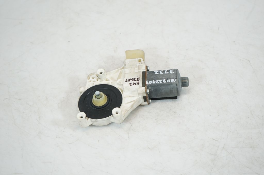 Front door window regulator with motor (3)