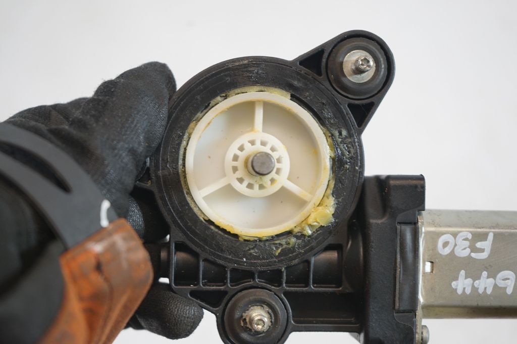 Rear door window regulator with motor (7)