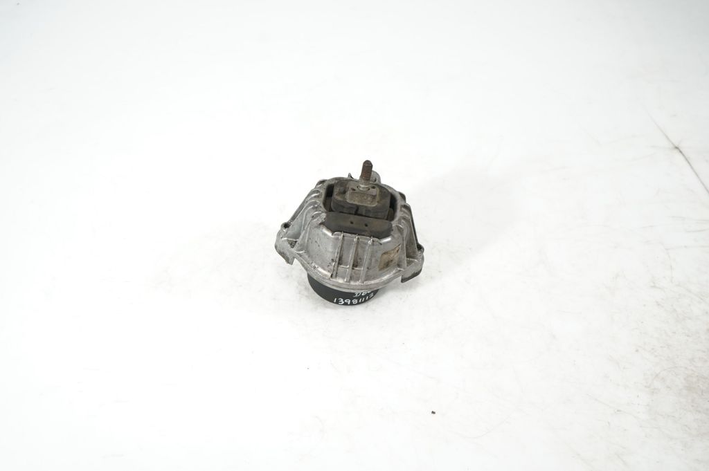 Engine mount bracket