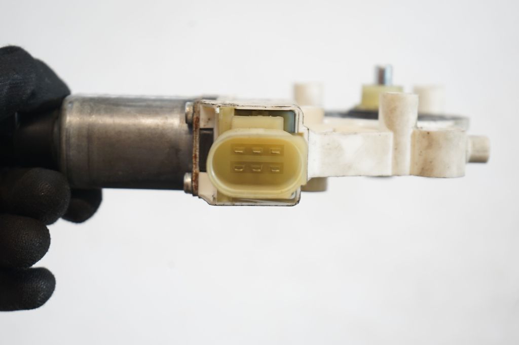 Front door window regulator motor (6)