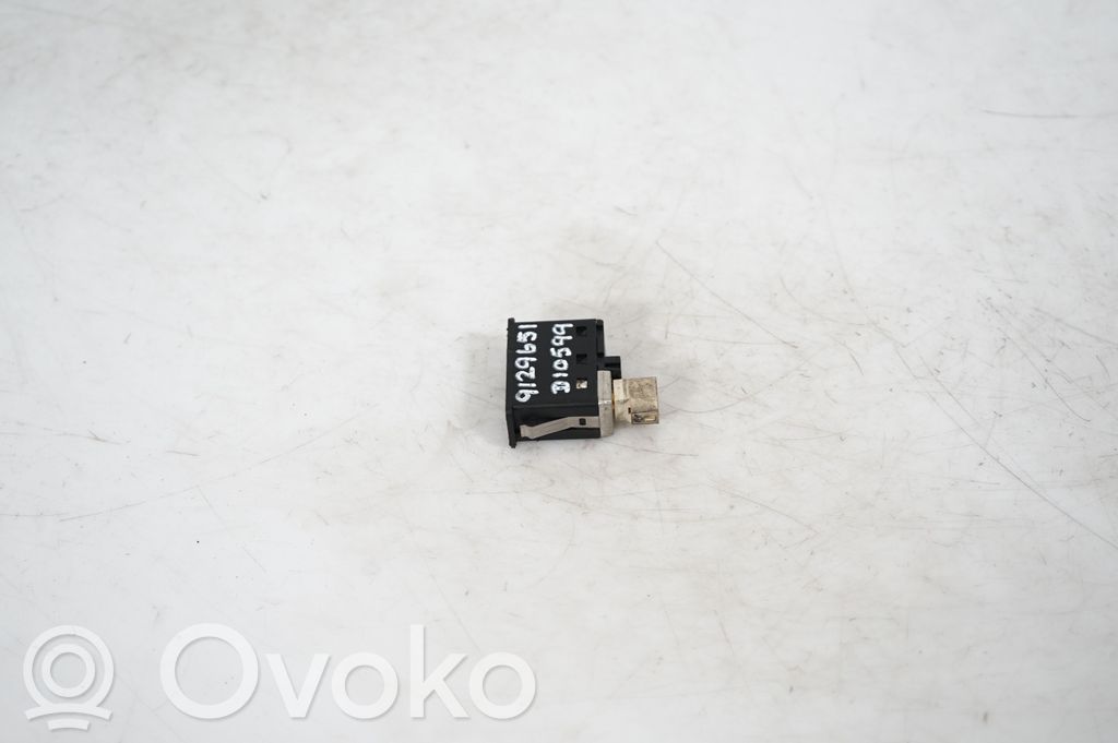 AUX in-socket connector (4)