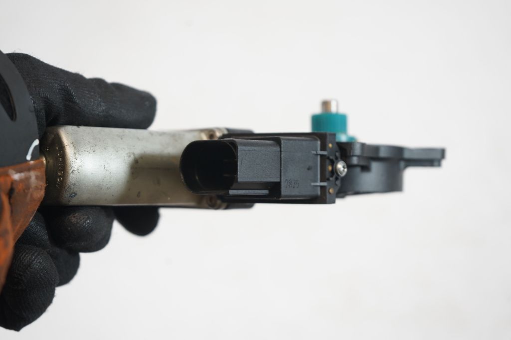 Rear door window regulator with motor (7)