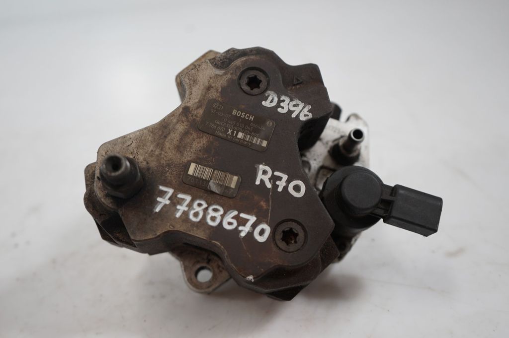 Fuel injection high pressure pump (10)