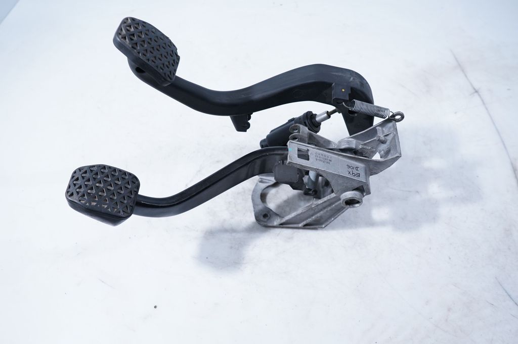 Brake pedal (5)