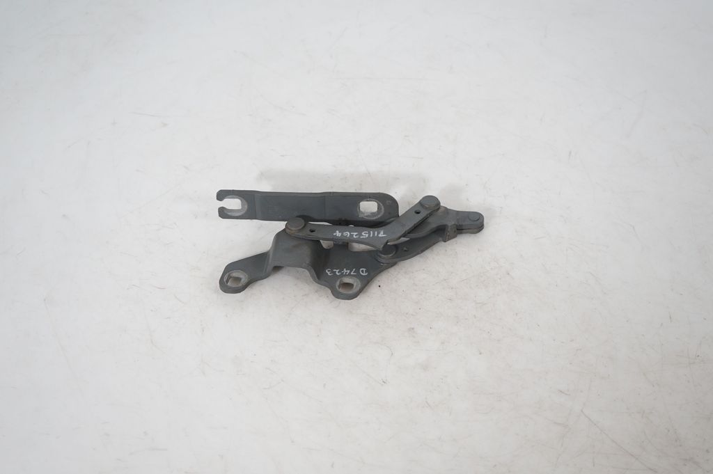 Engine bonnet/hood hinges (3)