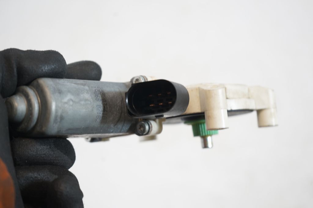 Rear door window regulator with motor (7)