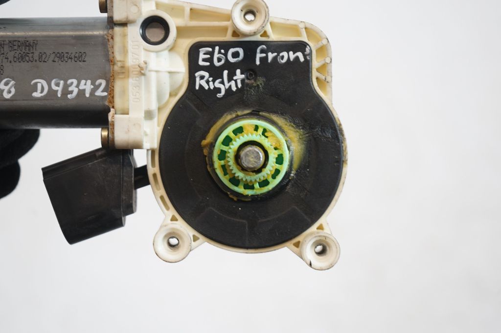 Front door window regulator with motor (7)