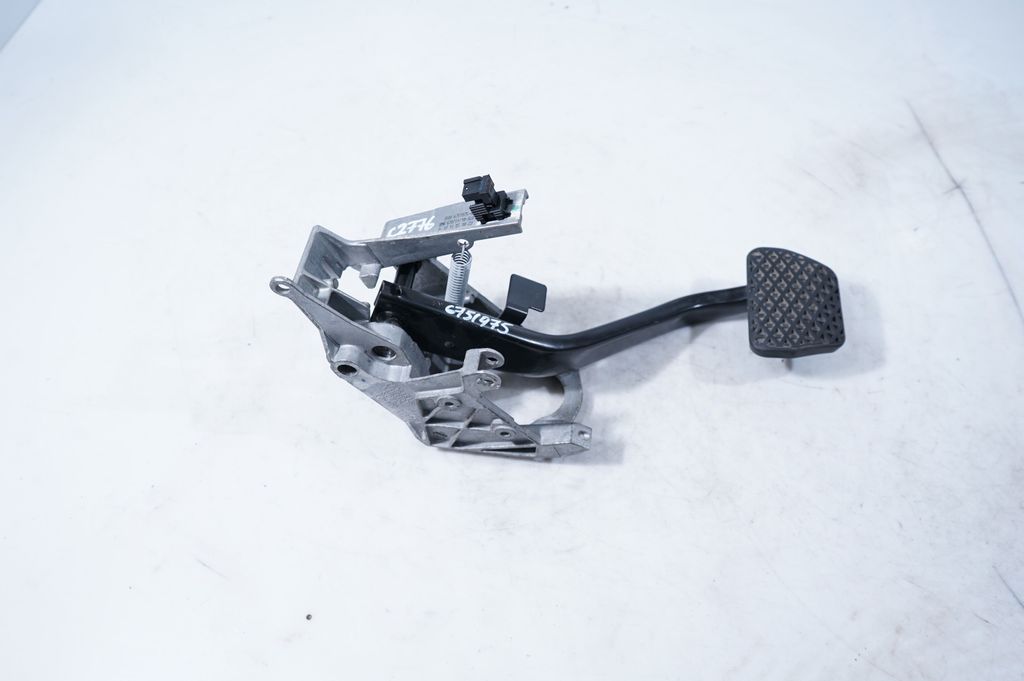 Brake pedal (3)