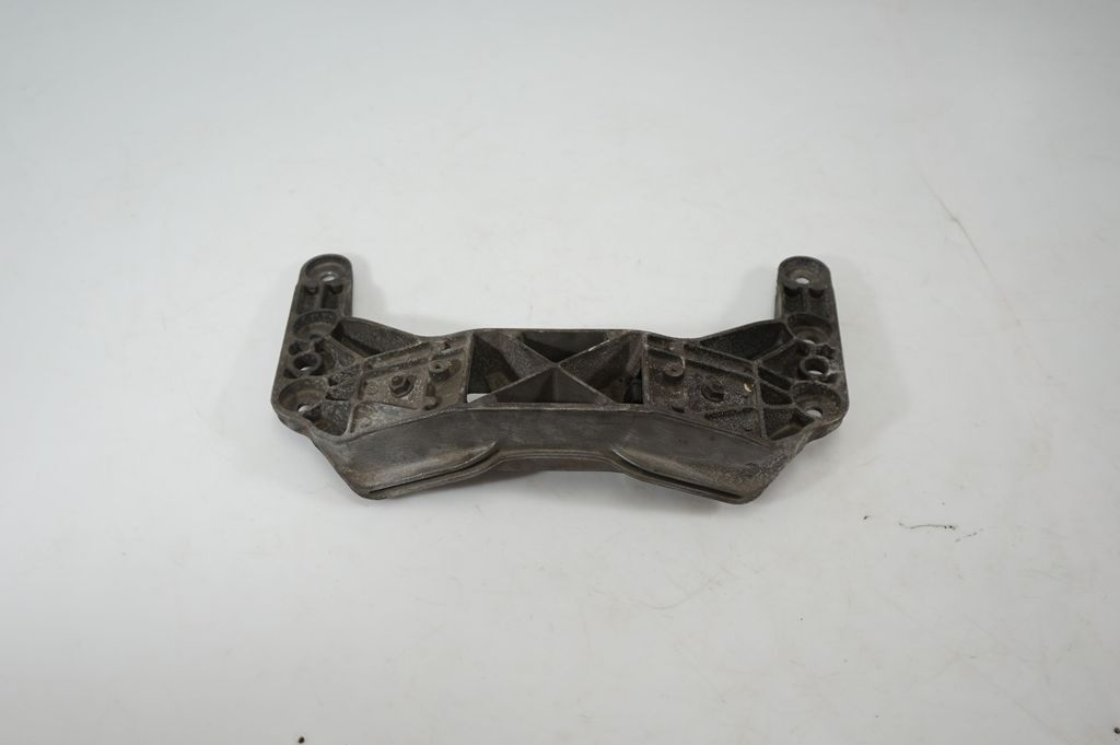 Gearbox mounting bracket