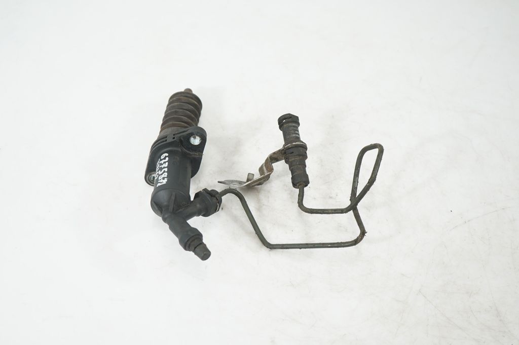 Clutch master cylinder (2)