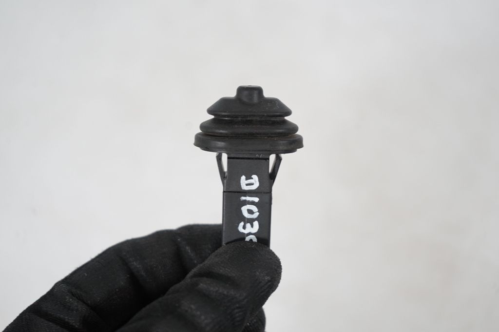 Fuel tank cap lock (6)