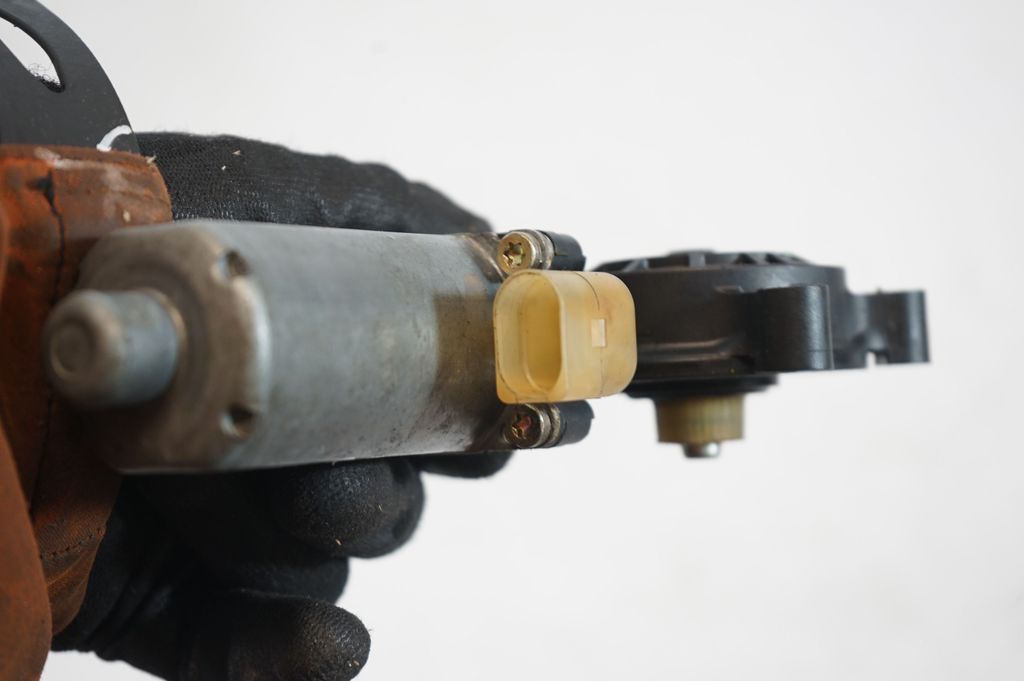 Rear door window regulator with motor (6)