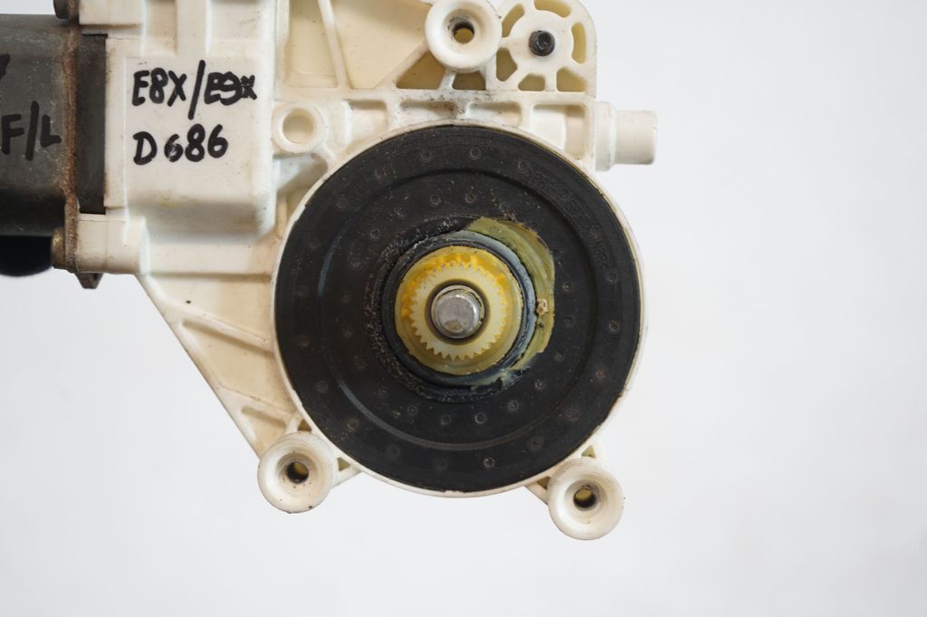 Front door window regulator with motor (7)