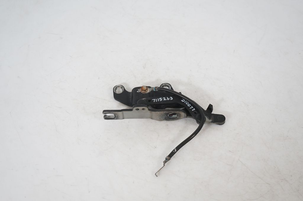 Engine bonnet/hood hinges