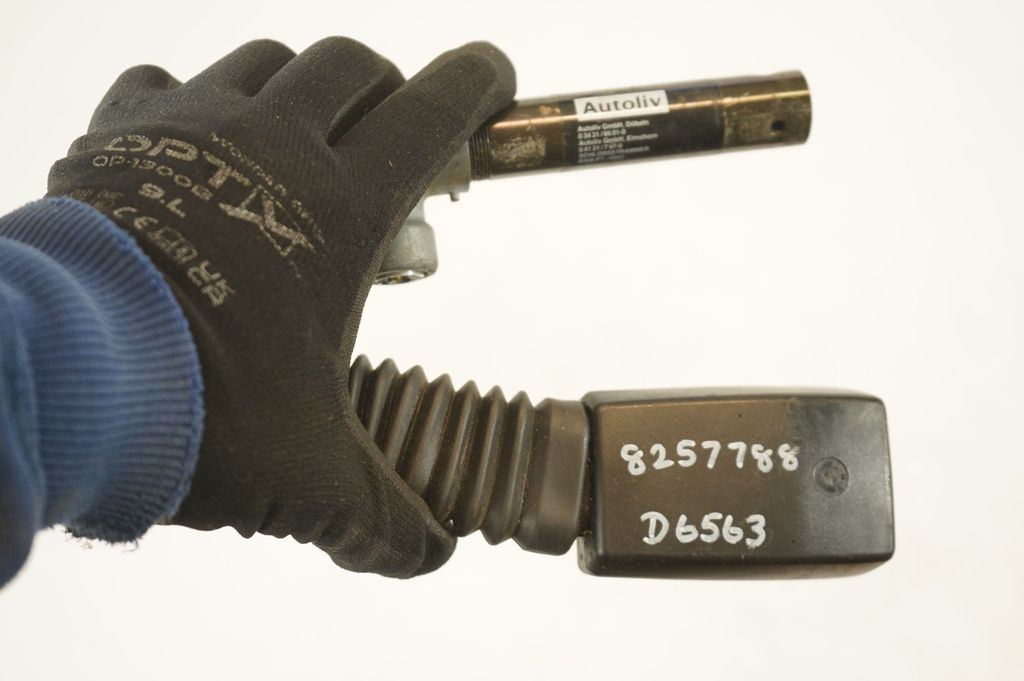 Front seatbelt buckle (8)