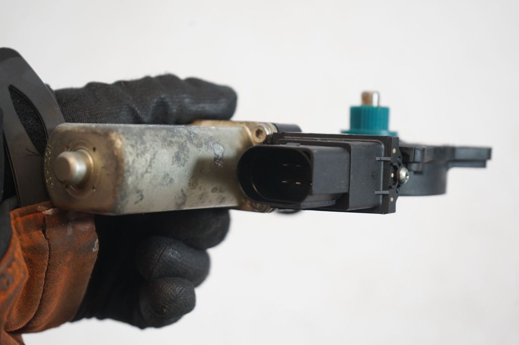 Rear door window regulator with motor (6)