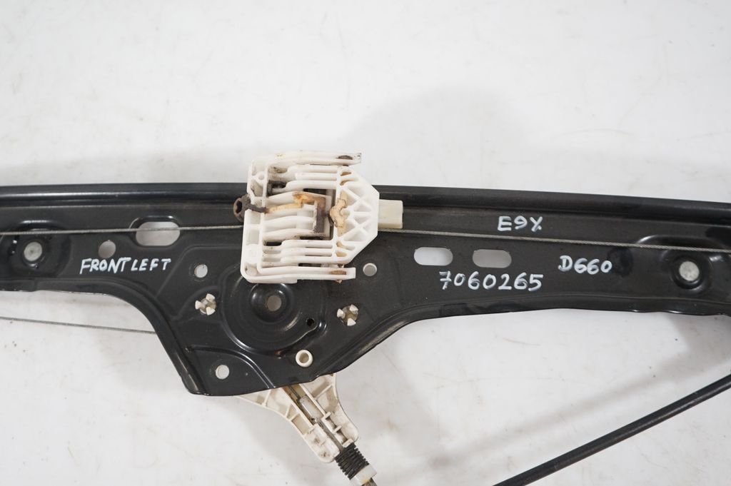 Front door window regulator with motor (9)