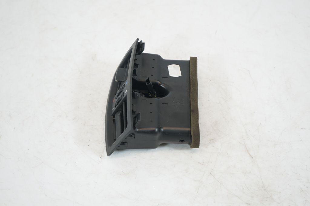 Rear air vent grill (2)