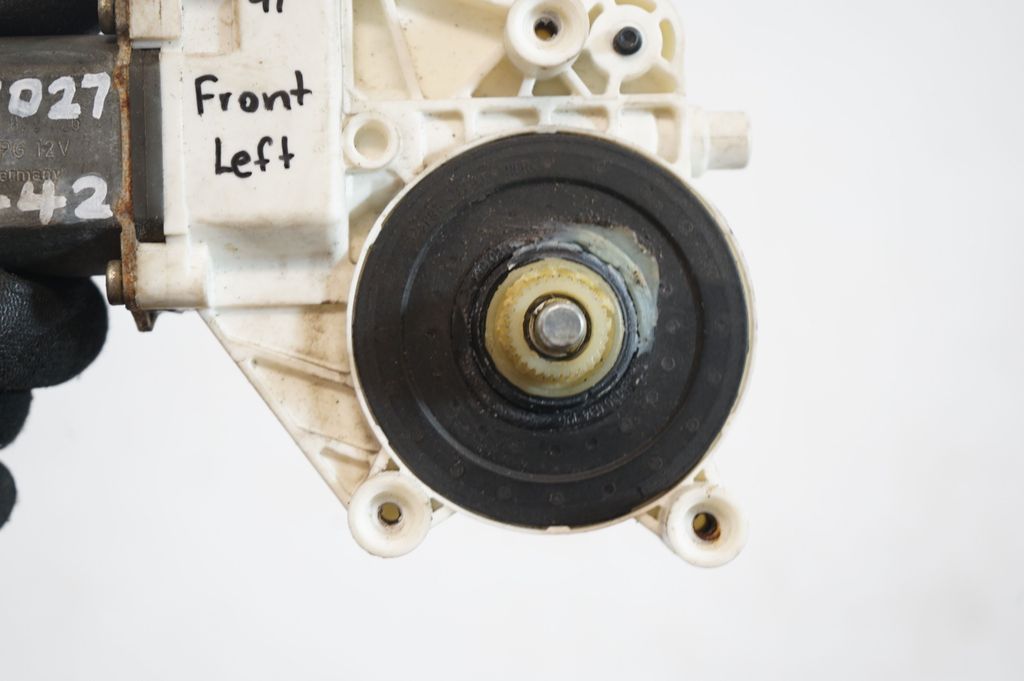 Front door window regulator with motor (7)