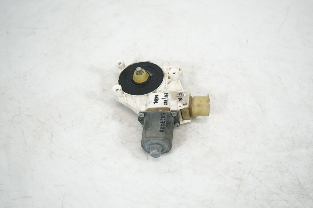 Front door window regulator with motor (2)