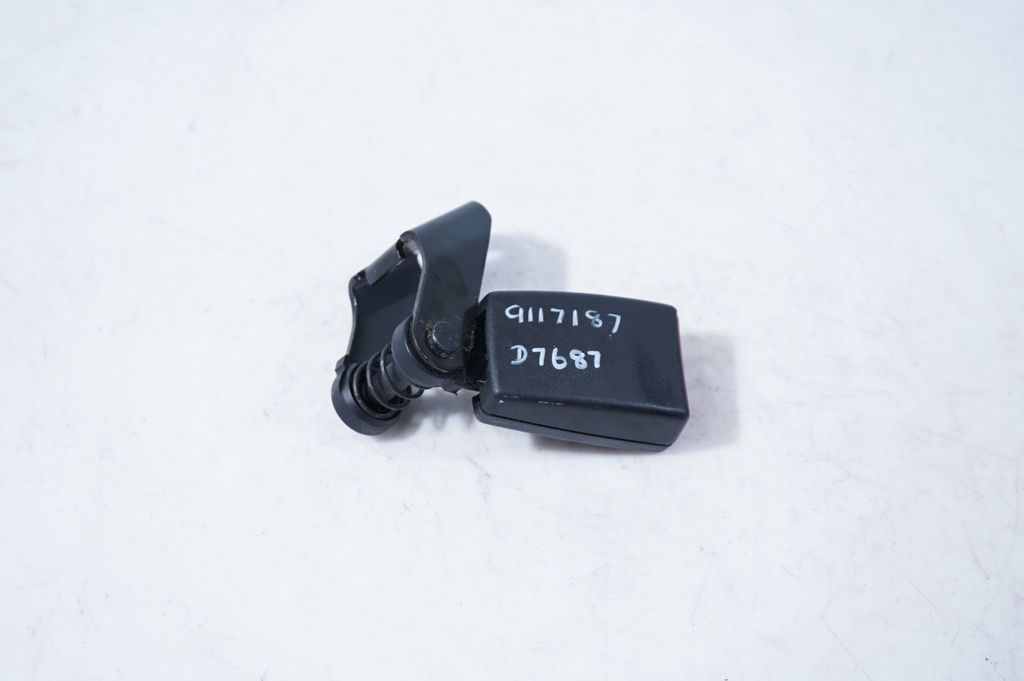Rear seatbelt buckle (5)
