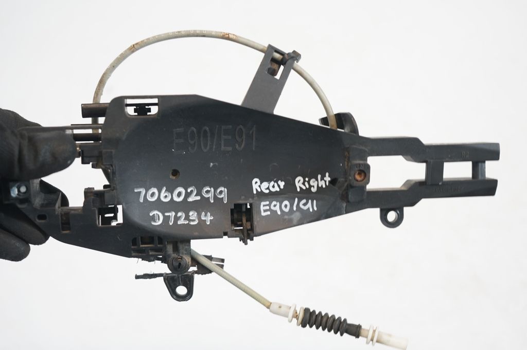 Rear door exterior handle/bracket (7)