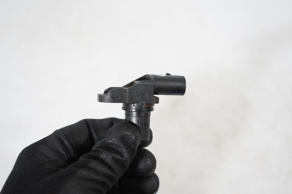 Camshaft position sensor (6)