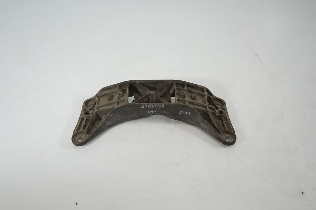 Gearbox mounting bracket