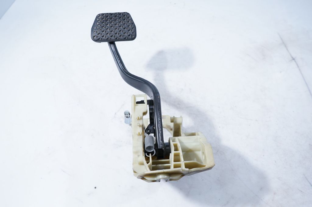 Brake pedal (2)