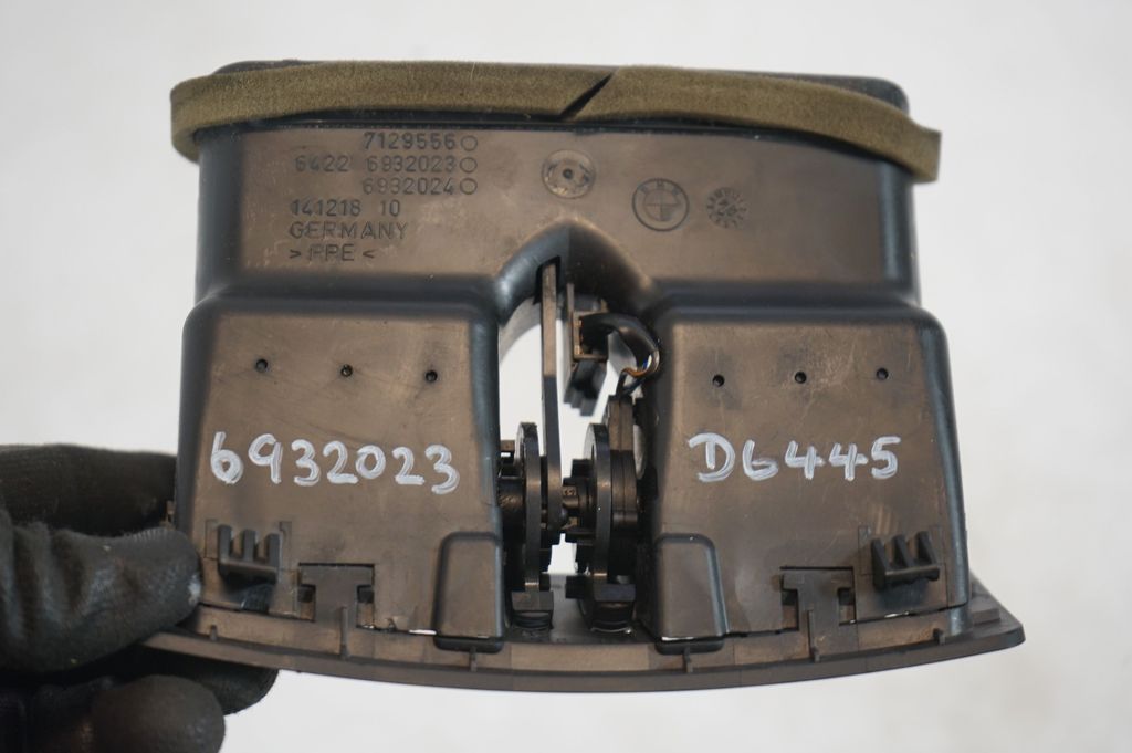 Rear air vent grill (8)