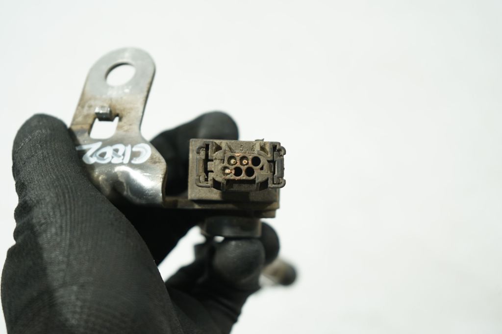Accelerator throttle pedal (11)