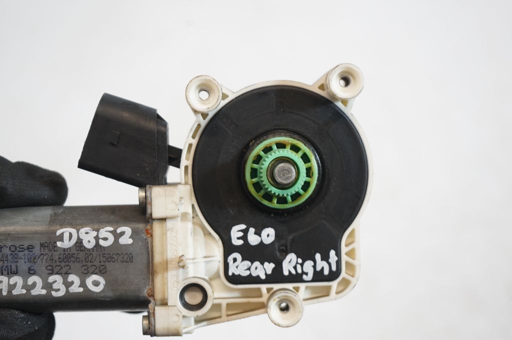 Rear door window regulator with motor (7)