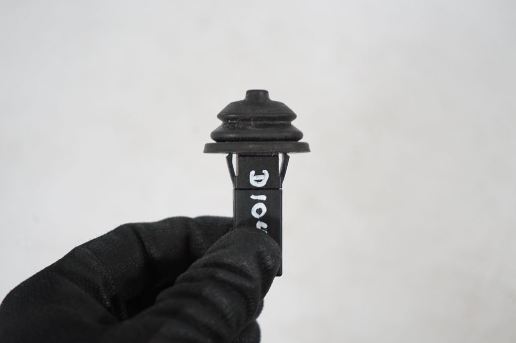 Fuel tank cap lock (6)