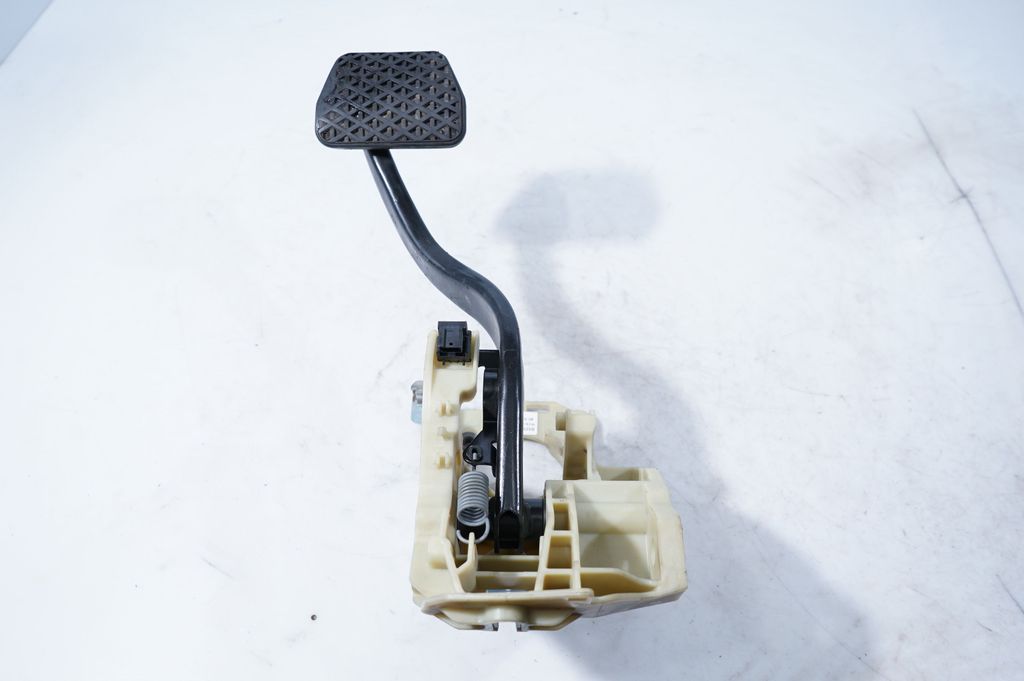 Brake pedal (2)