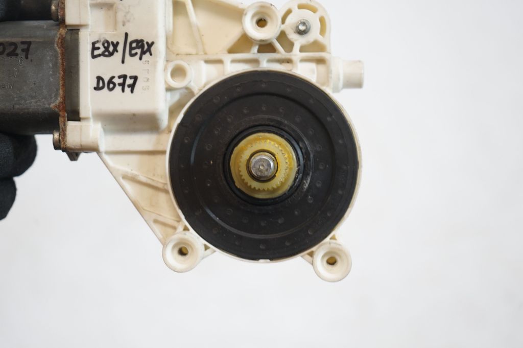 Front door window regulator with motor (6)