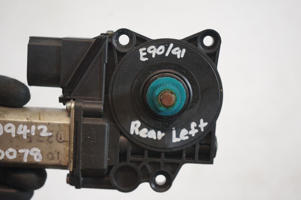 Rear door window regulator with motor (8)