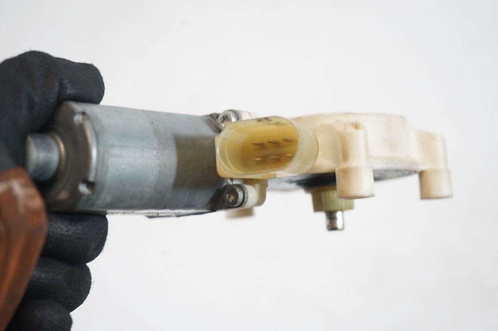 Front door window regulator with motor (7)